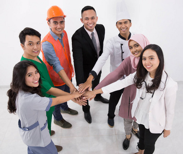 各行各行各业的人把手放在一起照片