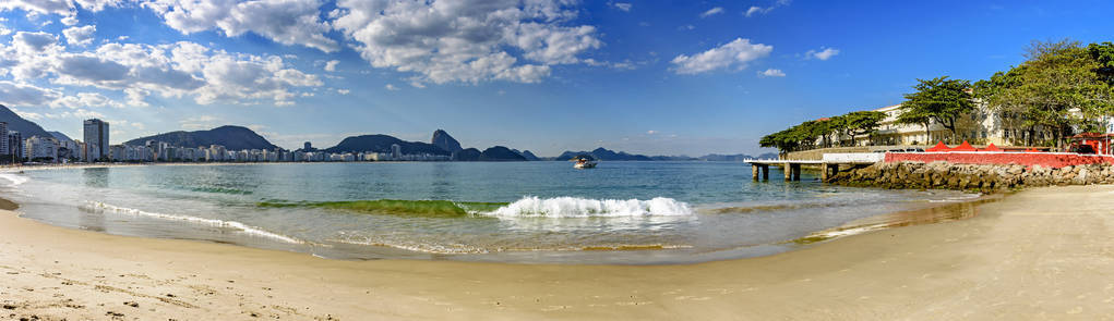 科帕卡巴纳海滩全景拍摄与肖恩丘陵和建筑物在里约热内卢, 巴西在一个夏天的一天早上
