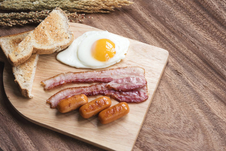 煎蛋和培根早餐设置与 sauaage 和培根煎蛋在桌 w照片