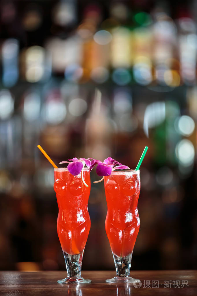 仍然生活与2红色鸡尾酒在酒吧
