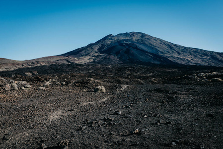 Teide 火山与黑色熔岩沙子。Teide 国家公园。特内里费