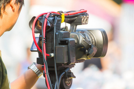 相机是由一个专业的摄像头控制的人, 覆盖一个事件现场和录制视频在泰国曼谷户外