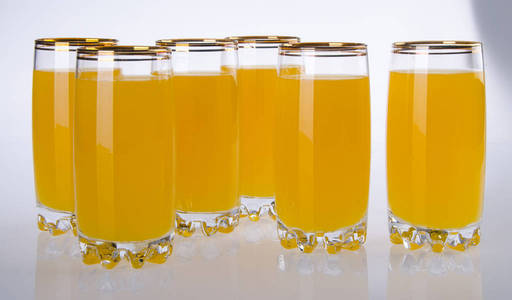全玻璃的背景上的橙汁