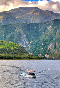 Cuicocha 湖和口的看法, 在水中的一个小的旅游船, 在一个晴朗和多云的下午