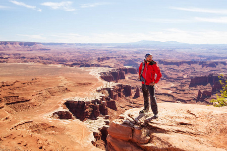 徒步旅行者在美国犹他州峡谷地国家公园