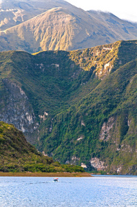 Cuicocha 湖和口的看法, 在水中的一个小的旅游船, 在一个晴朗和多云的下午