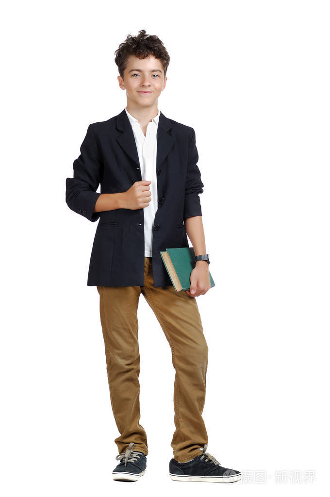 一个穿着正式衣服的微笑男孩的全长图片