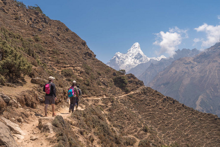 游客去珠穆朗玛峰反对 Dablam, 喜马拉雅, 尼泊尔的背景