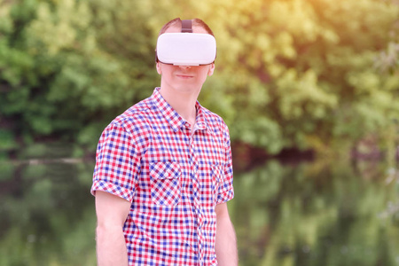 自然背景下的虚拟现实头盔人