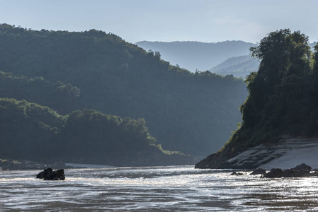 风景秀丽的河以山范围在背景, 湄公河, 老挝