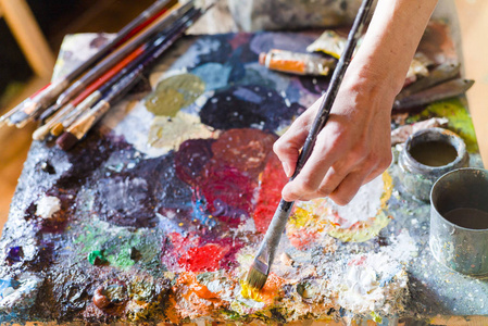 在他的工作室, 水彩的女性艺术家绘画油画特写