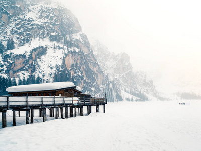 Braies 湖坐落在雪地里。白云岩的神奇角落