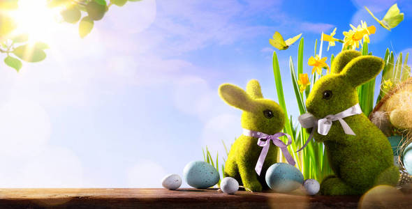 艺术复活节快乐家庭的复活节兔子和彩蛋