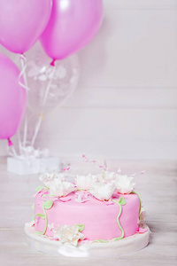粉红色和白色的节日蛋糕装饰。生日 r 婚礼