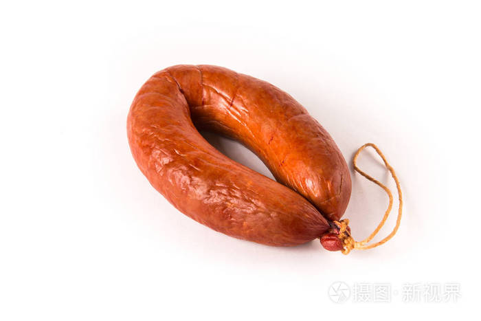 用绳子包扎在白色背景上被隔离的一条香肠