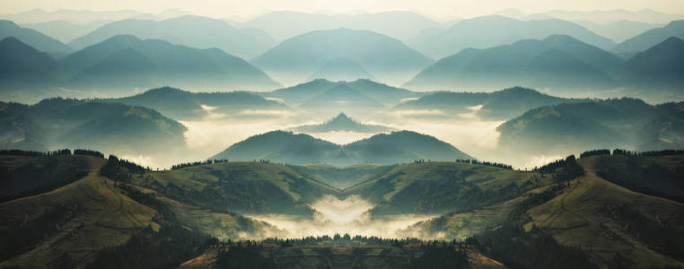 山的剪影。在喀尔巴阡山的秋天早晨。大雾黎明