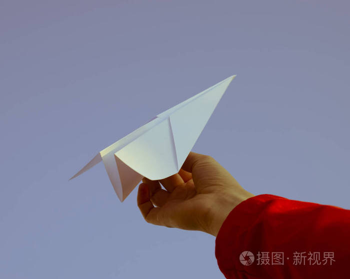 白色纸飞机在手对天空互联网上自由的象征