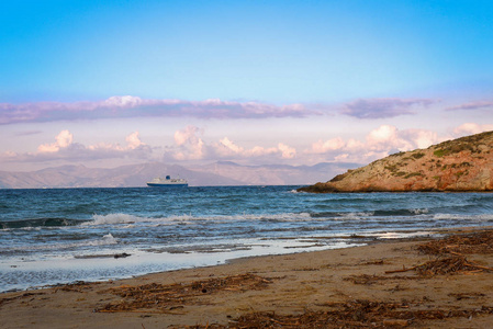 大蓝白轮渡船离开 Rafina 港