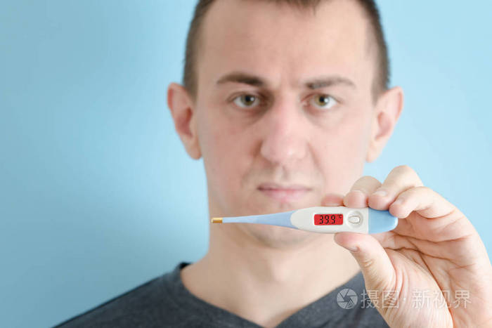手里拿着温度计的人高体温
