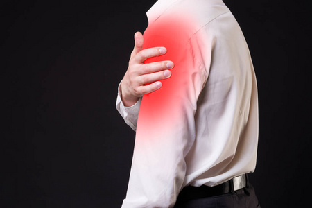 久坐肩膀酸痛图片