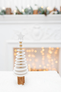 圣诞快乐, 假期愉快。一个美丽的起居室, 装饰着圣诞节。背景木树白色壁炉