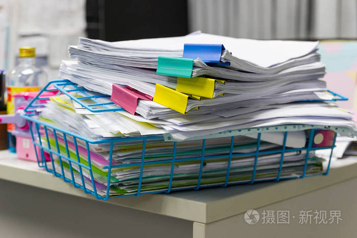 档案文件中的一叠纸在办公室的办公桌上有回形针, 商业概念照片-正版
