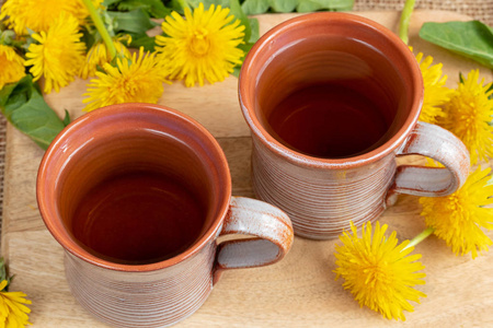 两杯蒲公英茶配鲜花