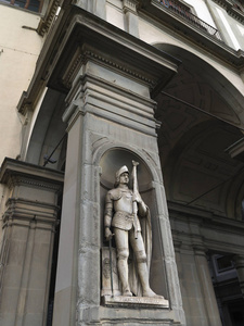 在墙上的雕像的低角度观, 佛罗伦萨, 托斯卡纳, 意大利