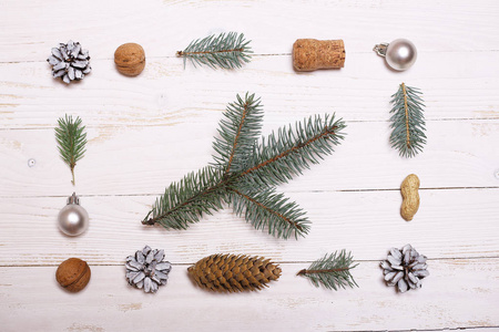 装饰和白色木制背景上的圣诞树