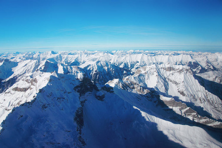 山顶山脊冬季瑞士阿尔卑斯直升机视图
