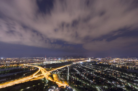 夜晚的维也纳城市景观, 鸟瞰图。奥地利