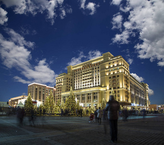 圣诞节和新年假期照明和四四季酒店莫斯科在晚上。俄罗斯