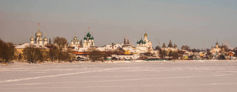 俄罗斯冬天在雪中的罗斯托夫克里姆林宫