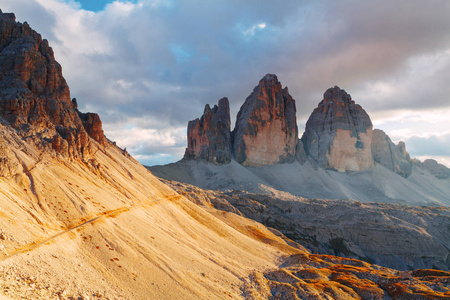 秋天在美丽的环境 Cime di Lavaredo