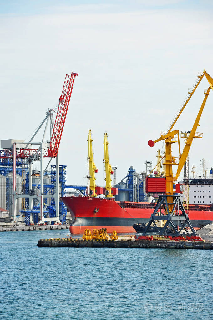 散货船在港口起重机下