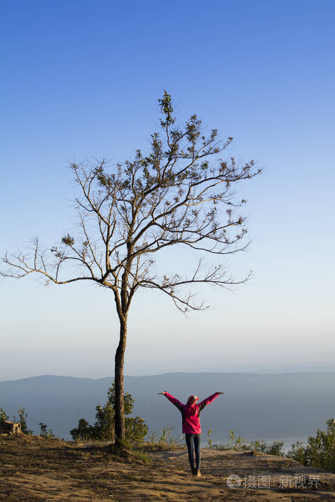 在森林背景的时髦妇女, 放松时间假日概念旅行, 复古色调的颜色和柔和