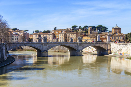 罗马, 意大利, 在2017年3月7日。从台伯河看 Emmanuil 二桥连接河岸台伯河