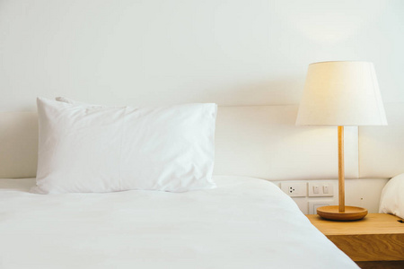 卧室内的床饰白色枕头