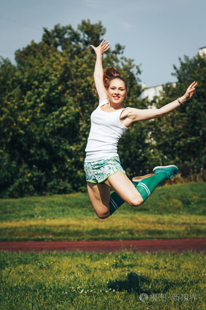 女运动员体育锻炼在体育场内