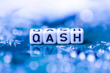 字 Qash 由字母块形成的母亲 cryptocurrency