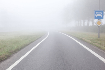 在浓雾的路上开车