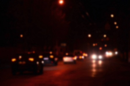 偌大的城市，夜色迷离的大道与景交通灯和接近的汽车头灯的夜晚灯光