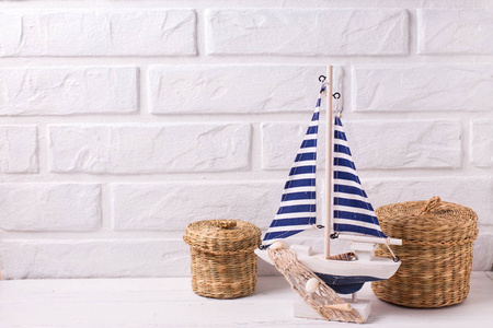装饰木制玩具船上白色的木质背景。文本位置