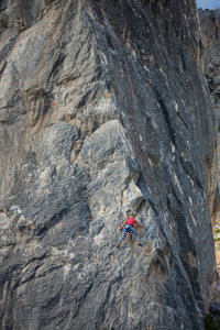 一个女人在一块岩石上登山者