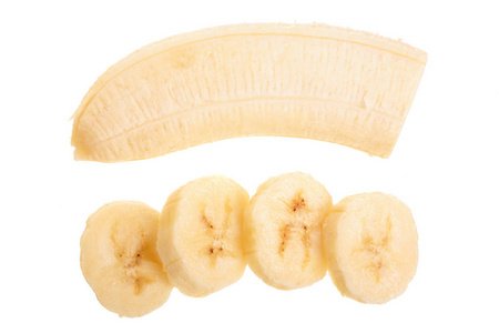 香蕉切片在白色背景上隔离。顶部视图。平躺