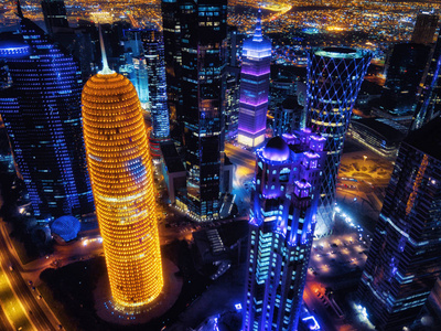 在晚上，卡塔尔的多哈天际线