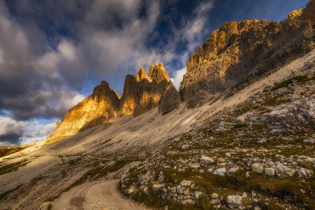 徒步旅行在 Cime di Laveredo。湖.草地.绿草