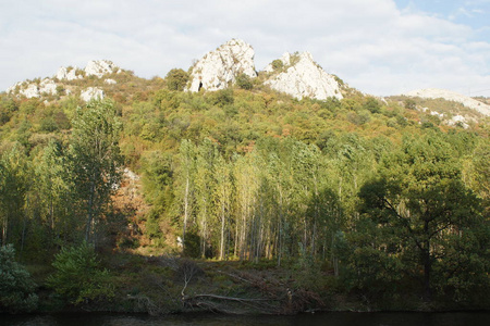 在 Iskar 峡谷附近的 Cherepish 修道院, 在保加利亚的巴尔干山脉, 惊人的全景视图