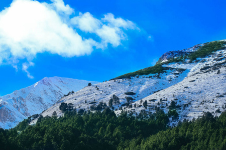 高山雪山, 美丽的自然冬日背景。冰顶 o
