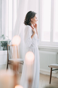 简单的春天早晨的新娘在斯堪的纳维亚风格在工作室与时尚的装饰和欧洲风格的针